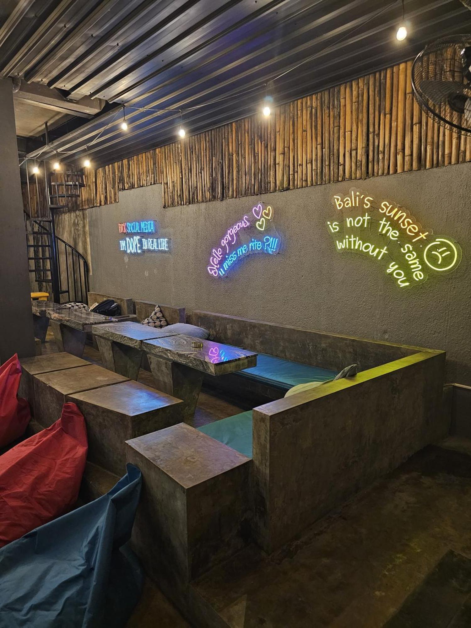 Hostel Stellar Capsules Seminyak Zewnętrze zdjęcie The interior of a restaurant in Bali