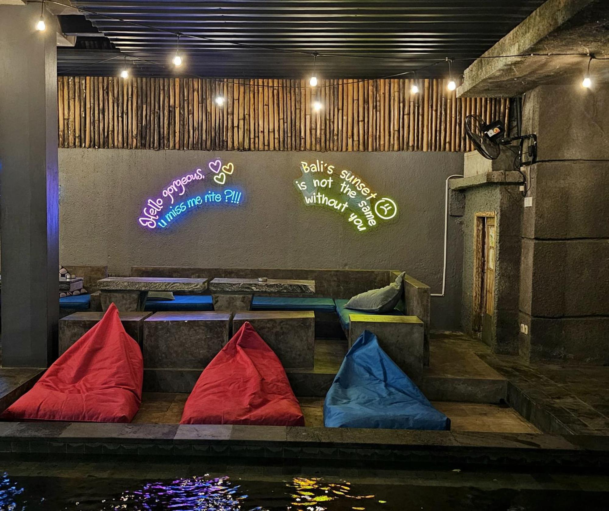 Hostel Stellar Capsules Seminyak Zewnętrze zdjęcie Bean bag chairs at a cafe in India