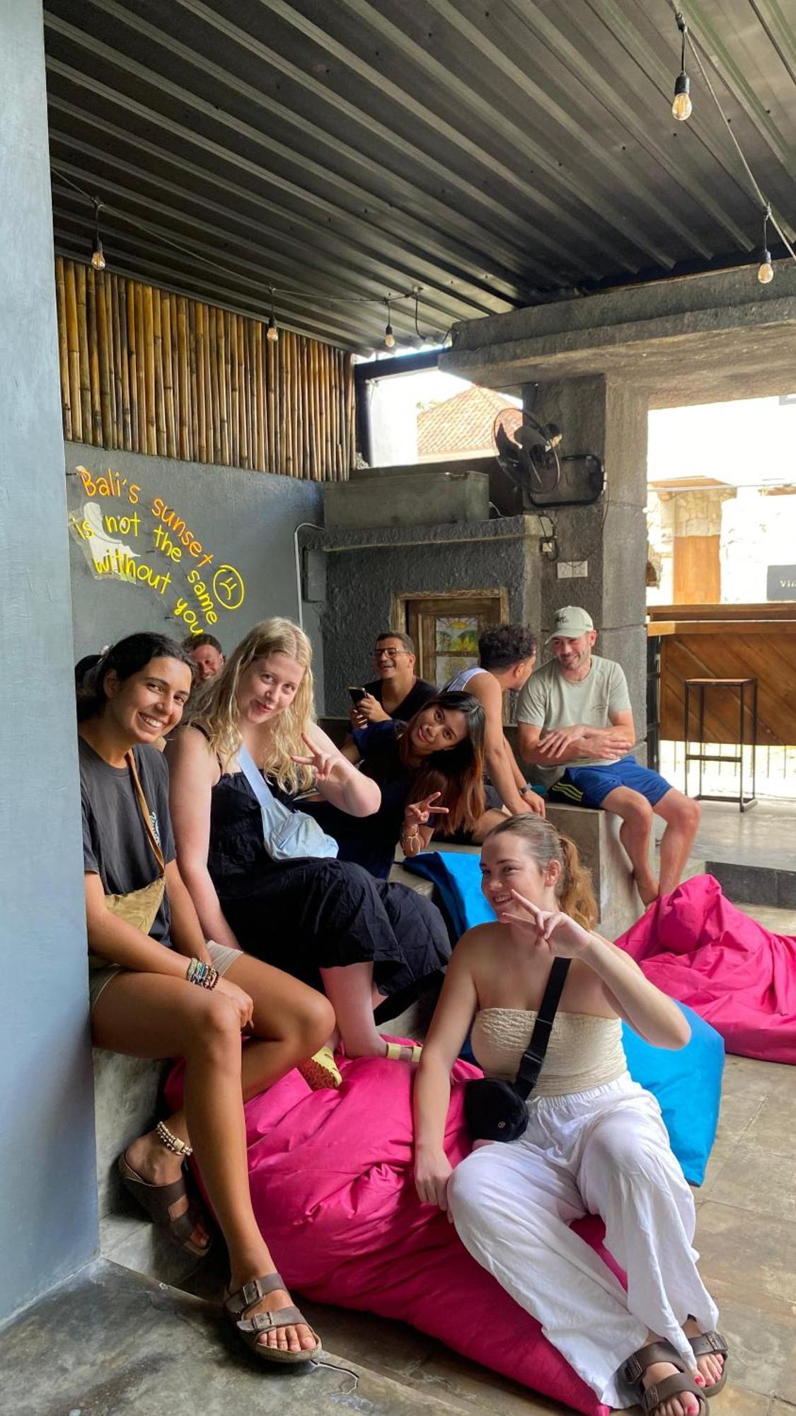 Hostel Stellar Capsules Seminyak Zewnętrze zdjęcie Foreign tourists in Bali
