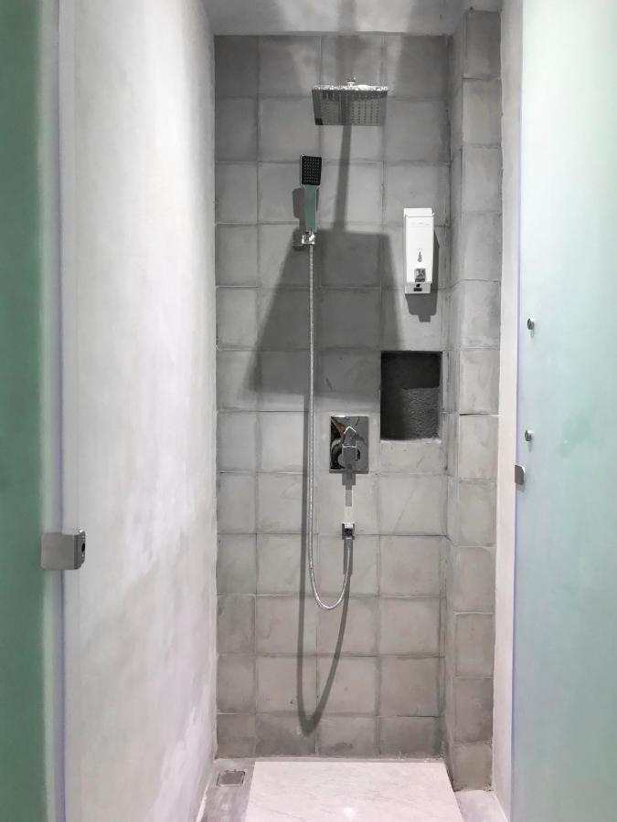 Hostel Stellar Capsules Seminyak Zewnętrze zdjęcie A shower