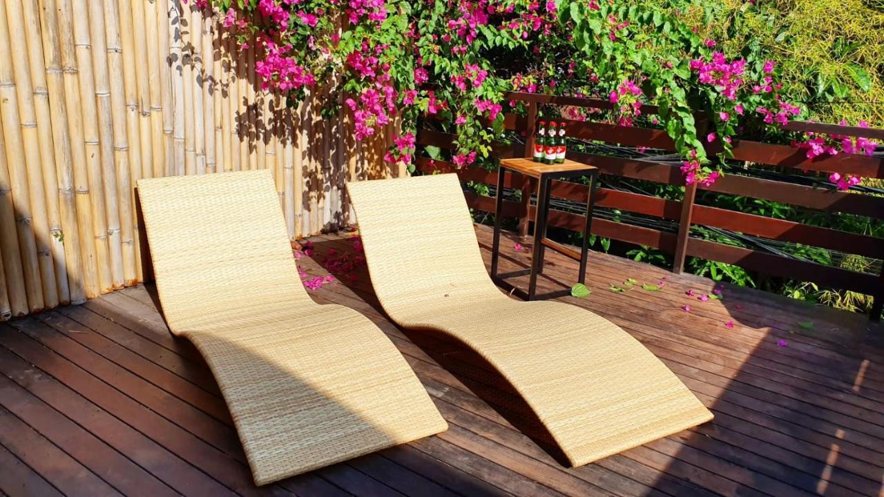 Hostel Stellar Capsules Seminyak Zewnętrze zdjęcie A pair of chaise longues