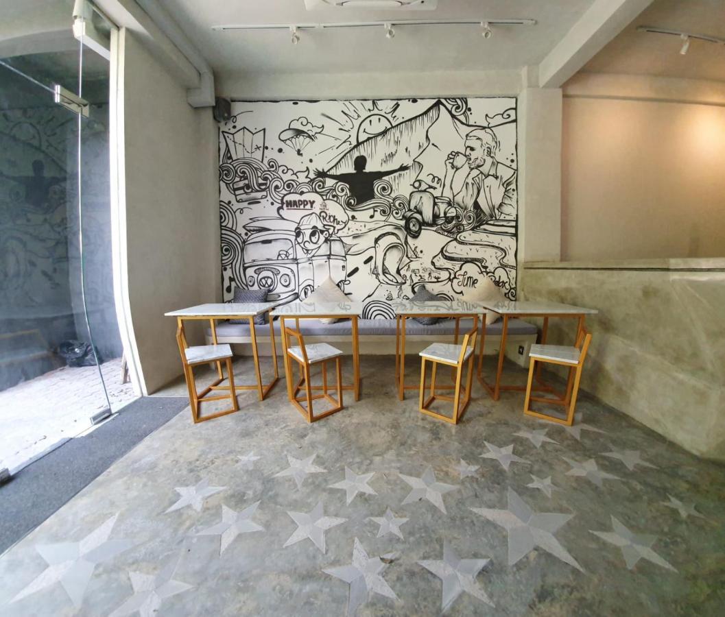 Hostel Stellar Capsules Seminyak Zewnętrze zdjęcie Interior of the gallery