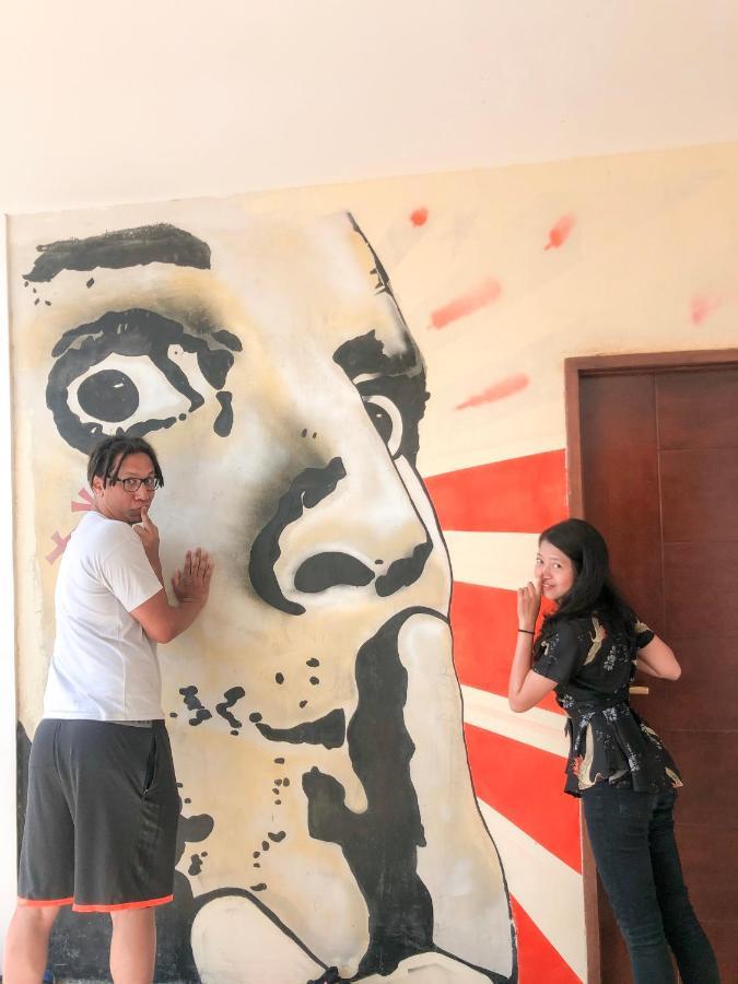 Hostel Stellar Capsules Seminyak Zewnętrze zdjęcie Visitors at the museum