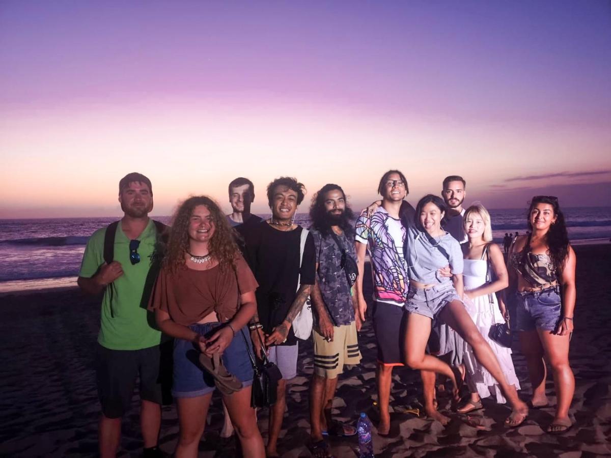 Hostel Stellar Capsules Seminyak Zewnętrze zdjęcie The cast of the film