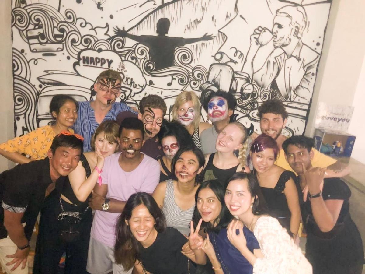 Hostel Stellar Capsules Seminyak Zewnętrze zdjęcie The 2019-2020 board of the Queer Student Union