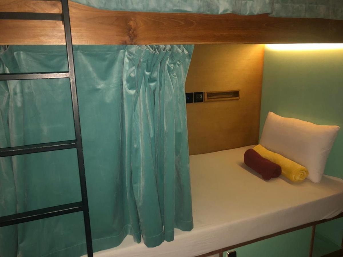 Hostel Stellar Capsules Seminyak Zewnętrze zdjęcie A bunk bed in a hostel
