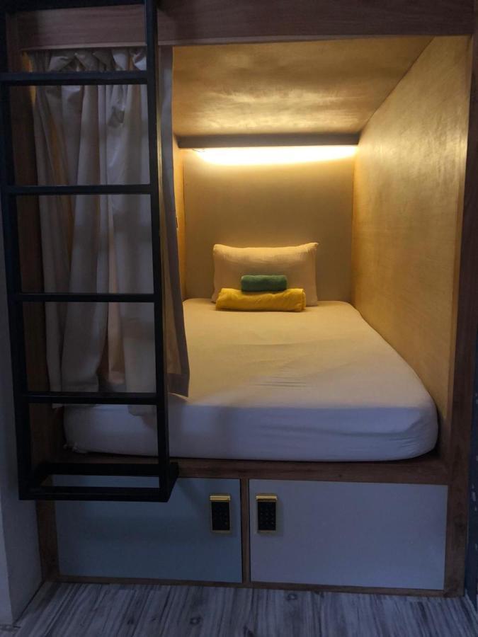 Hostel Stellar Capsules Seminyak Zewnętrze zdjęcie A capsule bed
