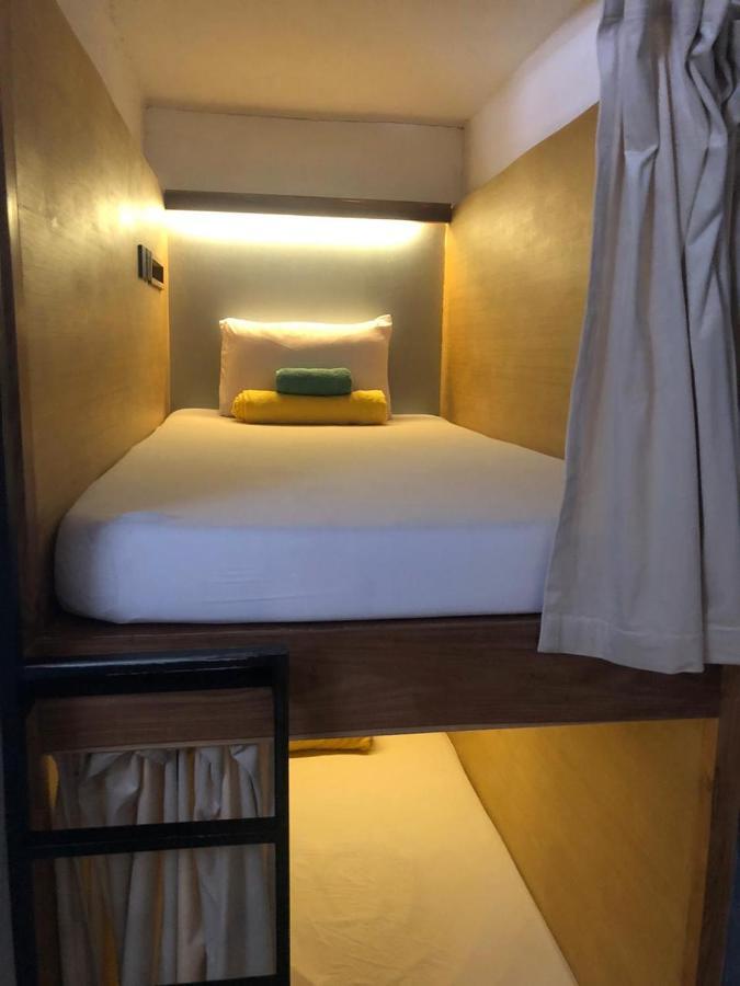 Hostel Stellar Capsules Seminyak Zewnętrze zdjęcie A capsule hotel room