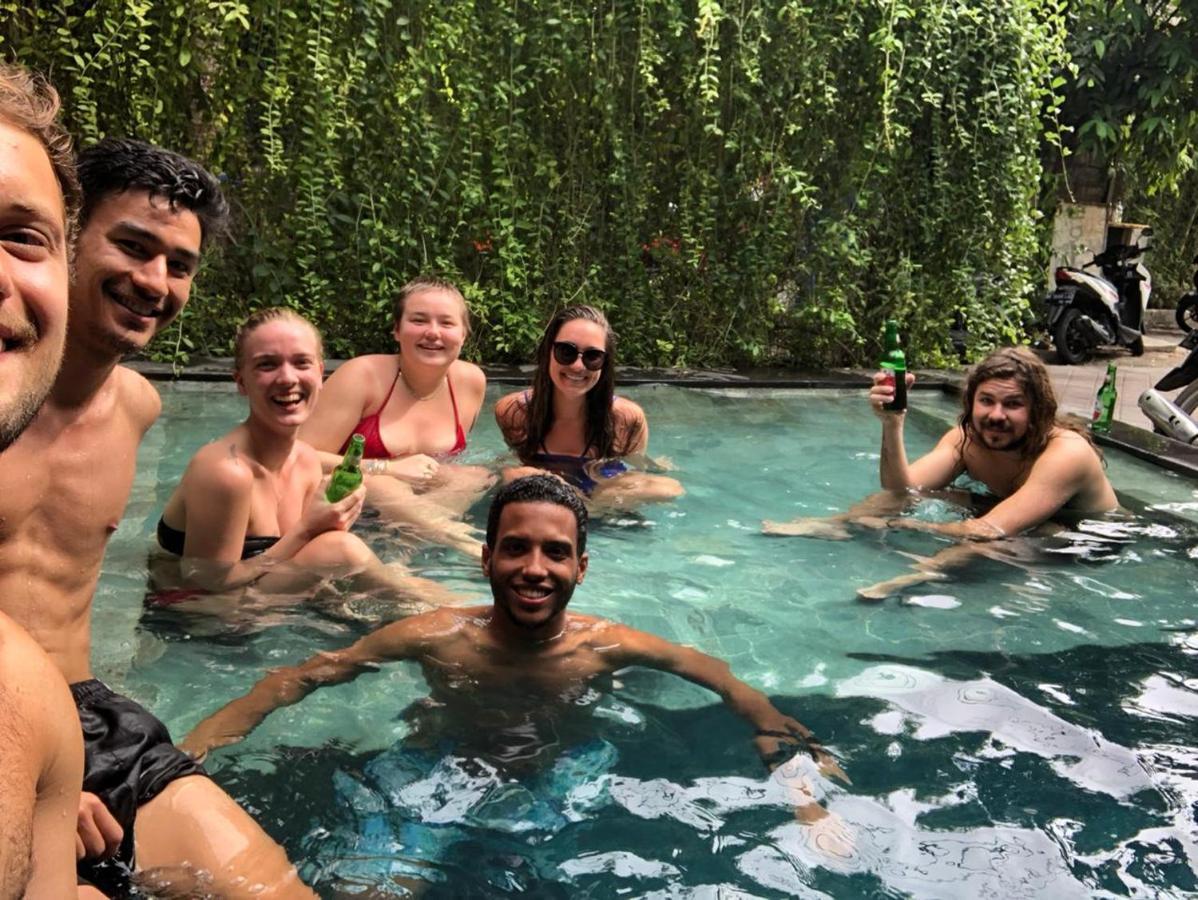Hostel Stellar Capsules Seminyak Zewnętrze zdjęcie A group of tourists in Bali