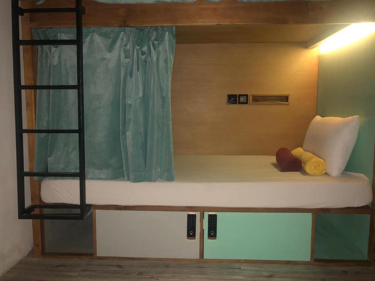 Hostel Stellar Capsules Seminyak Zewnętrze zdjęcie A bunk bed