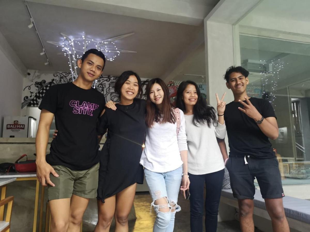 Hostel Stellar Capsules Seminyak Zewnętrze zdjęcie The cast of the film