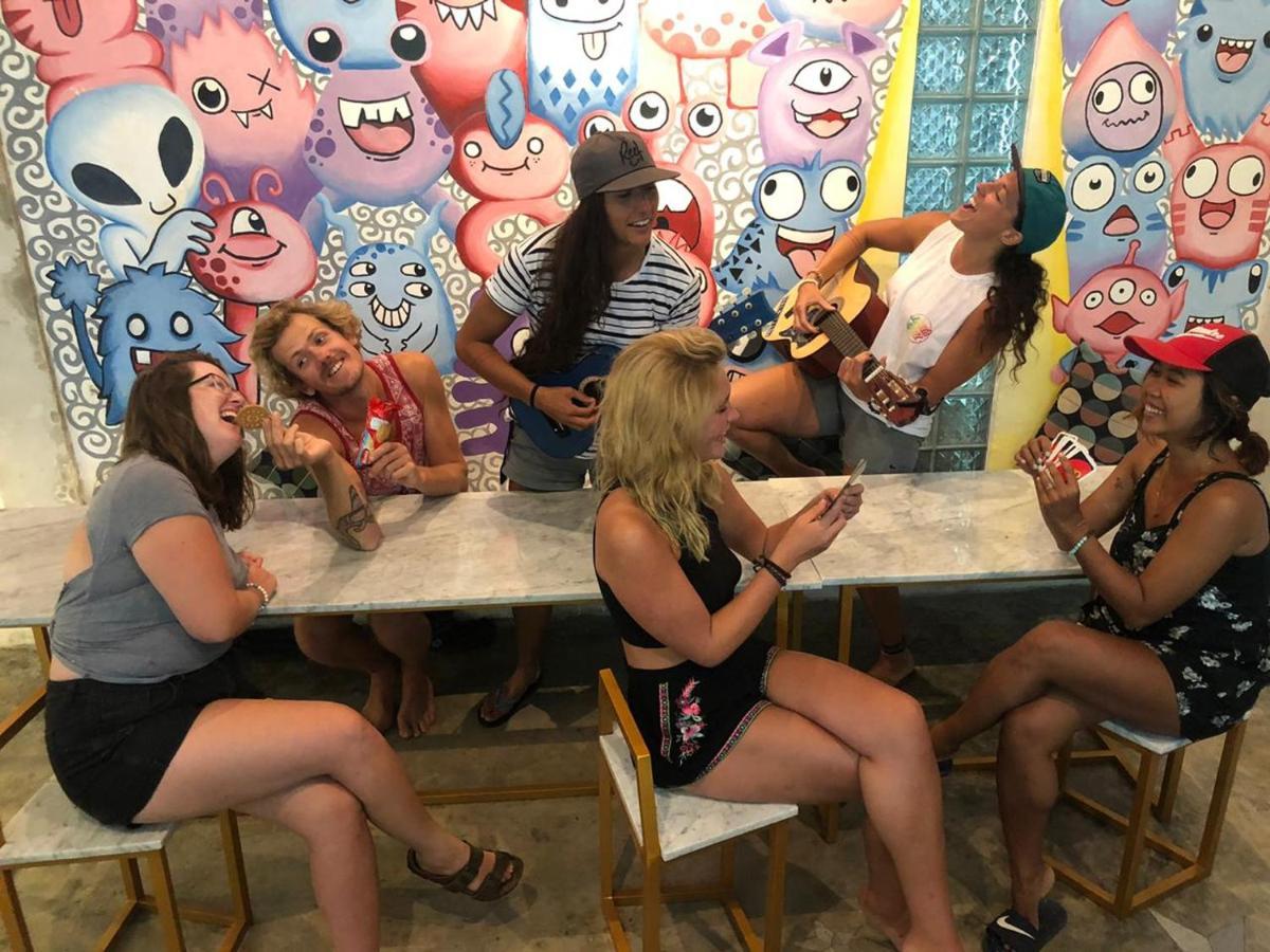 Hostel Stellar Capsules Seminyak Zewnętrze zdjęcie The cast of the podcast in 2019