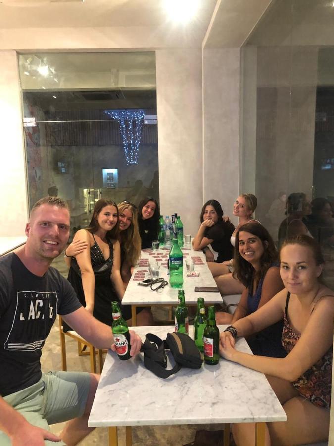 Hostel Stellar Capsules Seminyak Zewnętrze zdjęcie A group of students at the University of Split