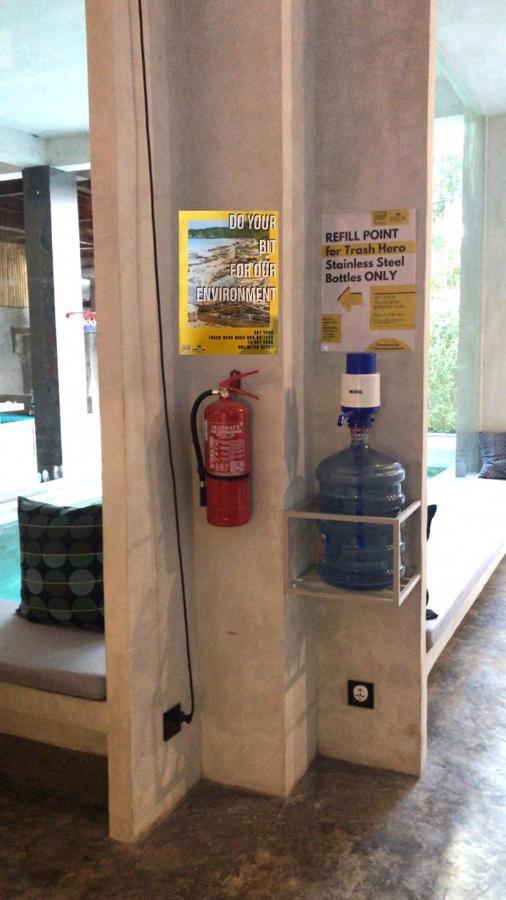 Hostel Stellar Capsules Seminyak Zewnętrze zdjęcie A fire extinguisher in a public place