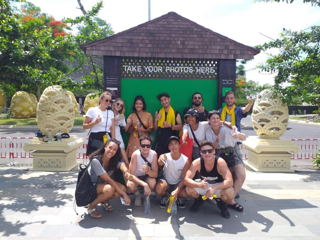 Hostel Stellar Capsules Seminyak Zewnętrze zdjęcie Foreign tourists in Bali