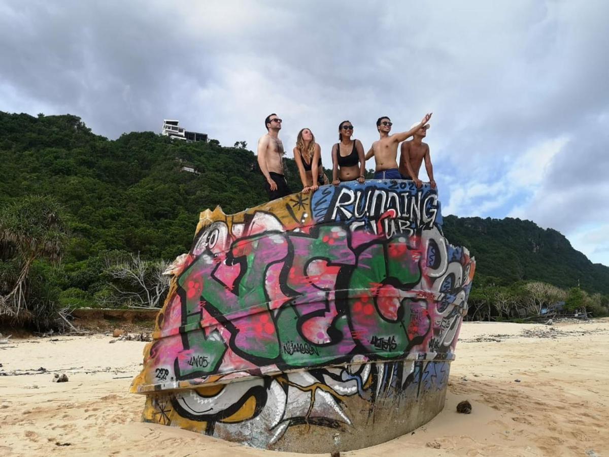 Hostel Stellar Capsules Seminyak Zewnętrze zdjęcie The Rock at the beach