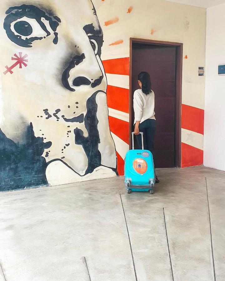 Hostel Stellar Capsules Seminyak Zewnętrze zdjęcie A woman with a suitcase