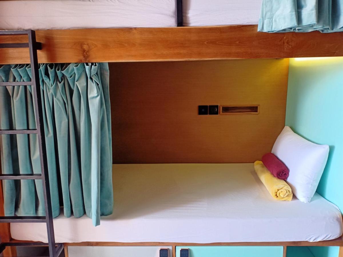 Hostel Stellar Capsules Seminyak Zewnętrze zdjęcie A bunk bed