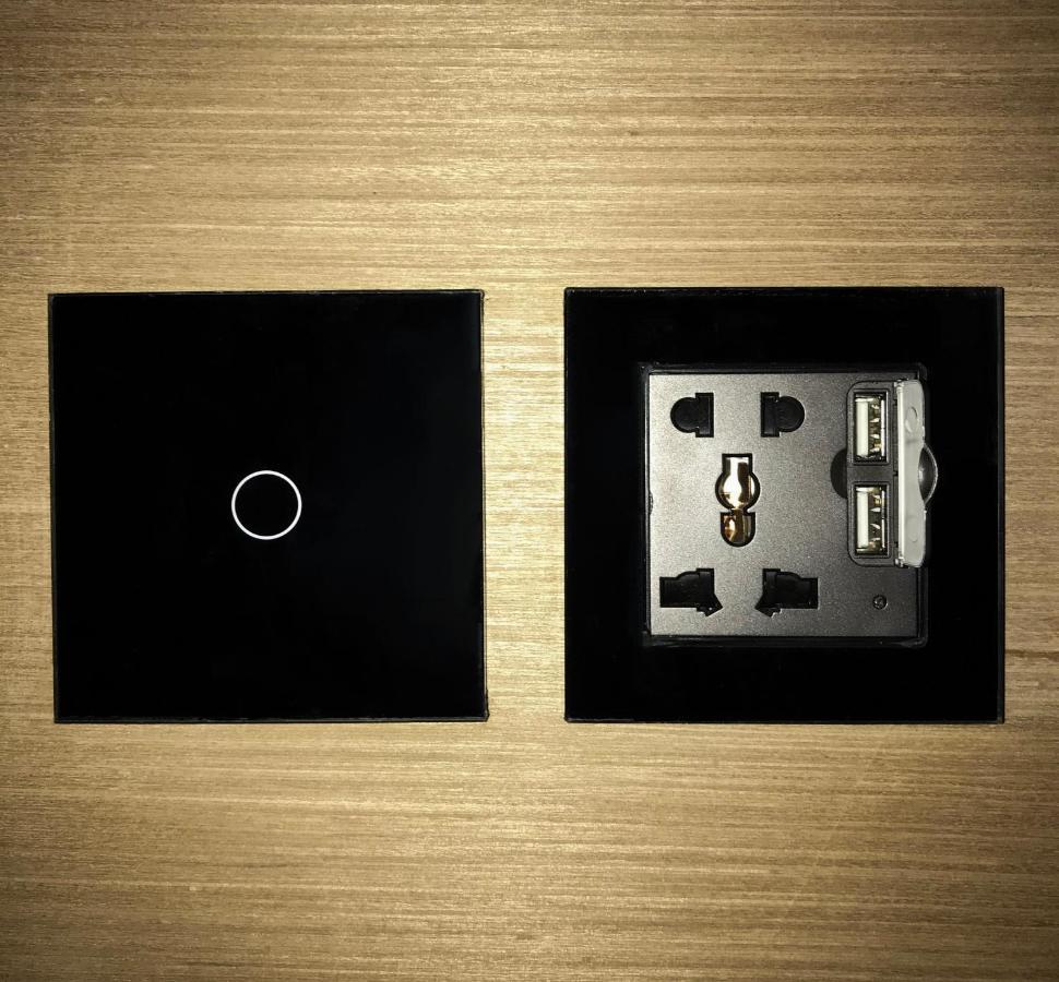 Hostel Stellar Capsules Seminyak Zewnętrze zdjęcie A wall-mounted USB charger