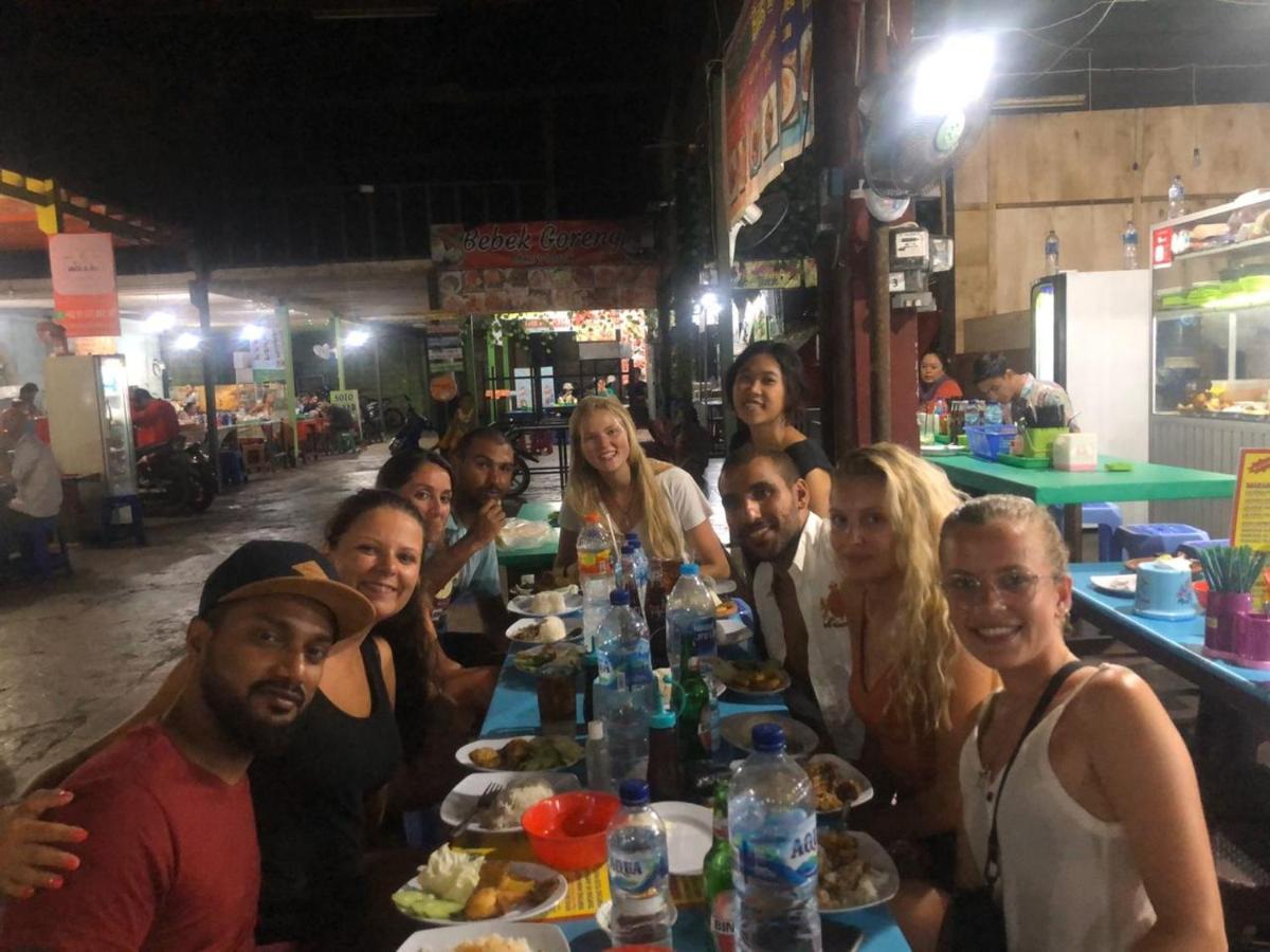 Hostel Stellar Capsules Seminyak Zewnętrze zdjęcie Foreign tourists at a restaurant in Phnom Penh