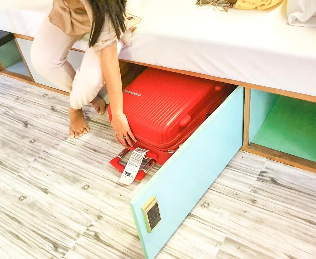 Hostel Stellar Capsules Seminyak Zewnętrze zdjęcie Luggage being placed in a hotel room